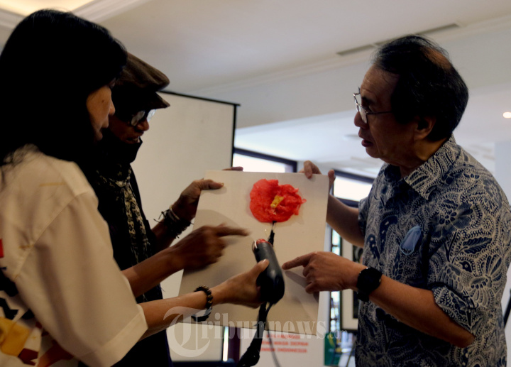 Pengrajin UMKM Dwiyono Membuat Lukisan Dari Limbah Plastik