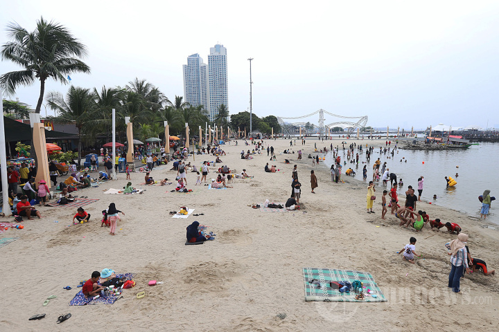 Pengunjung Padati Ancol Saat Libur Kenaikan Isa Al Masih