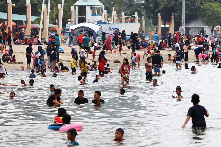 Pengunjung Padati Ancol Saat Libur Kenaikan Isa Al Masih