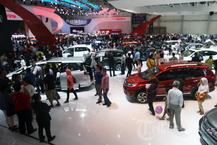 Pengunjung Padati GIIAS 2016 Pada Akhir Pekan