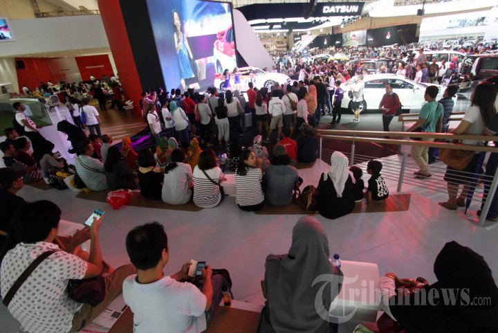 Pengunjung Padati GIIAS 2016 Pada Akhir Pekan