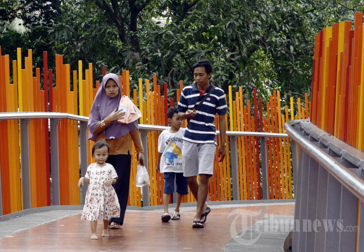 Pengunjung Padati Taman Tebet Eco Park saat Libur Imlek