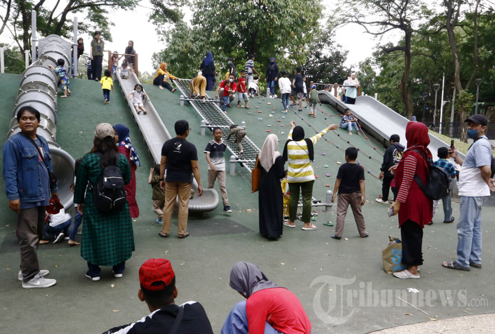 Pengunjung Padati Taman Tebet Eco Park saat Libur Imlek