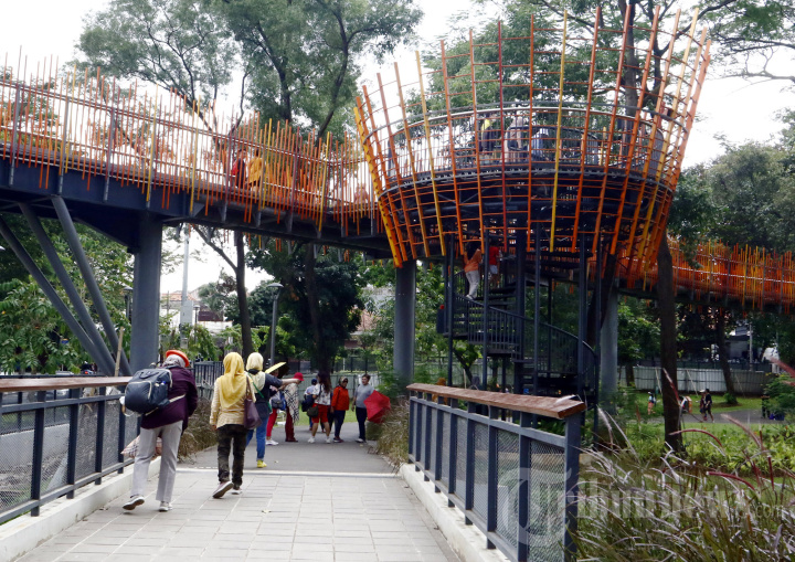 Pengunjung Padati Taman Tebet Eco Park saat Libur Imlek