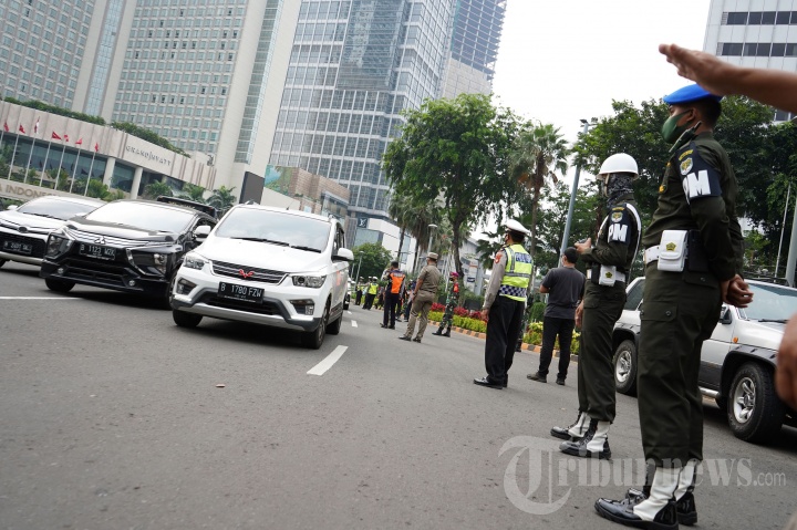 Penindakan Bagi Pelanggar Protokol Kesehatan di Kawasan Bundaran HI