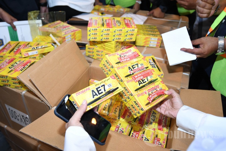 Penindakan Barang Impor (pulpen) Palsu