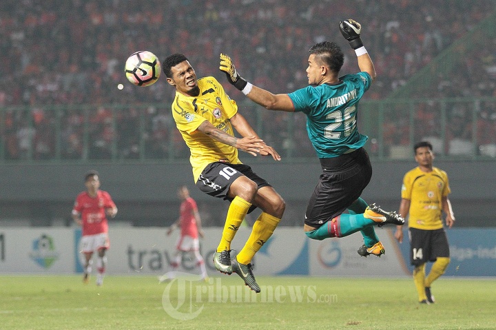 Penjaga Gawang Persija Jakarta Andritany Hadang Bola