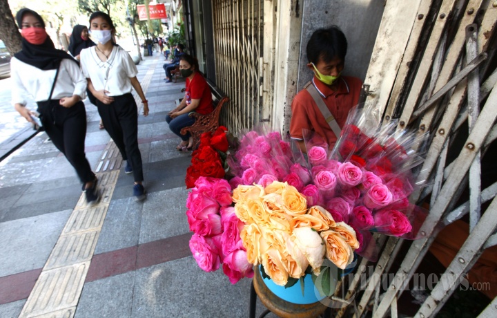 Penjual Bunga Mawar Potong di Jalan Braga Bandung