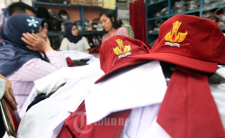 Penjual Toko Seragam Sekolah Remaja Laris