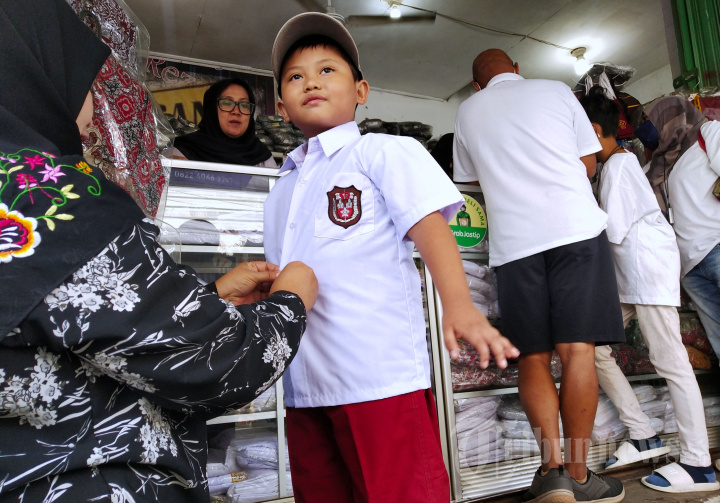 Penjualan Seragam Sekolah Meningkat