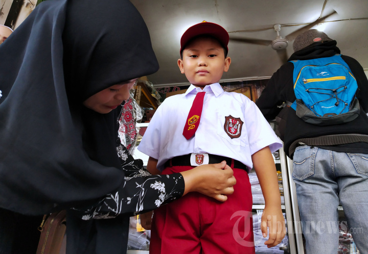 Penjualan Seragam Sekolah Meningkat