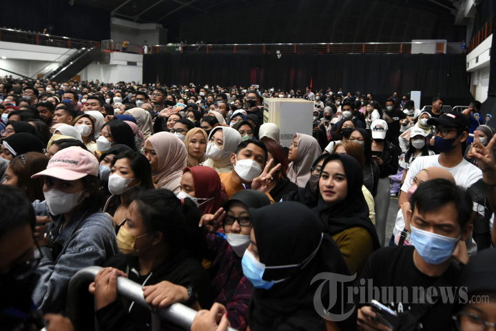 Penonton Konser Westlife di Surabaya