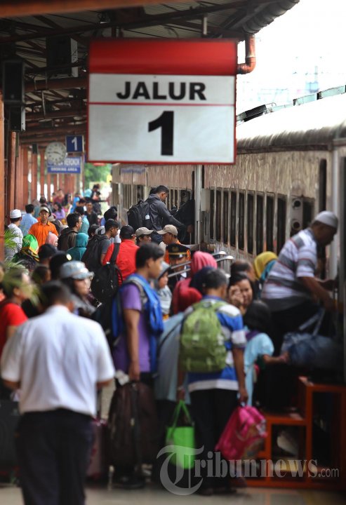 Penumpang Kereta Api Libur Natal dan Tahun Baru 2015