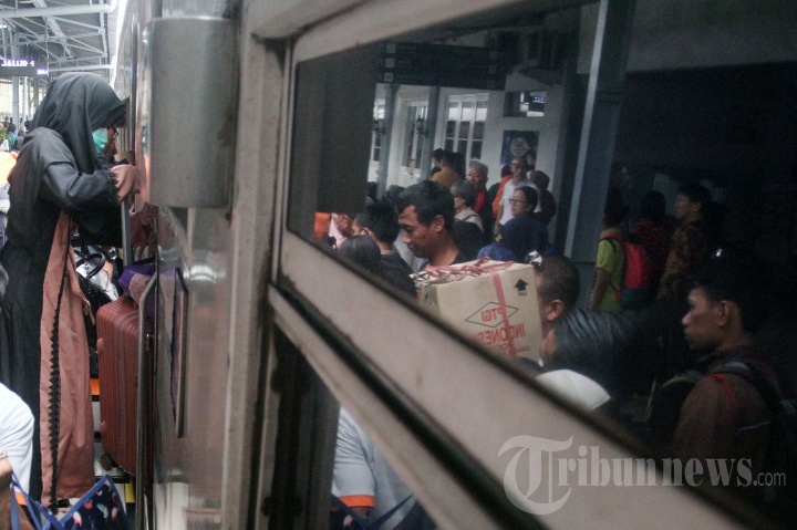 Penumpang Kereta Padati Stasiun Pasar Senen