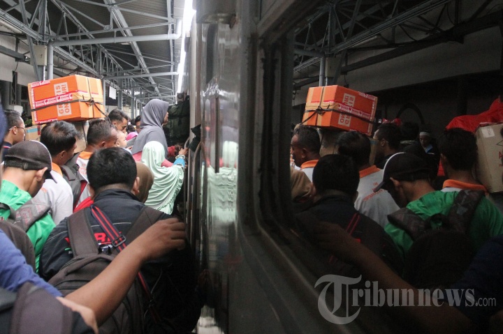 Penumpang Kereta Padati Stasiun Pasar Senen