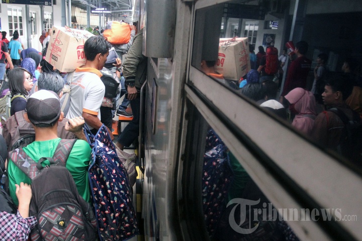 Penumpang Kereta Padati Stasiun Pasar Senen