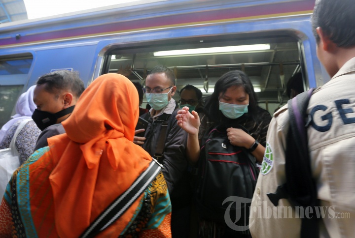 Penumpang KRL Gunakan Masker