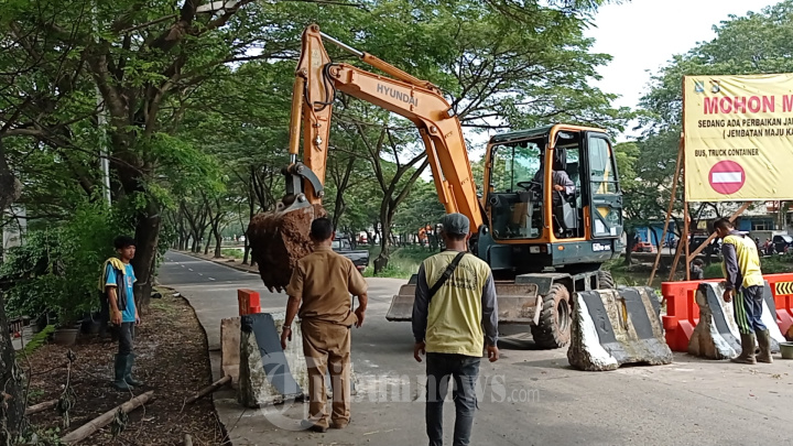 Penutupan Jalan Untuk Pebaikan Jalan Longsong Tangerang