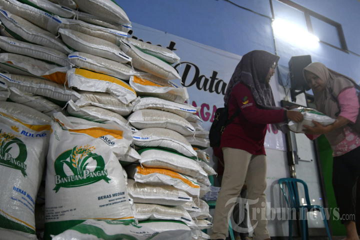 Penyaluran Bantuan Pangan di Malang