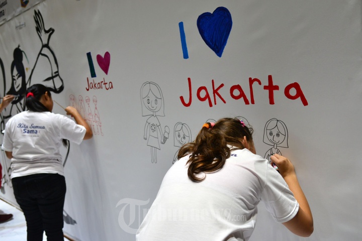 Penyandang Disabilitas Melukis Mural