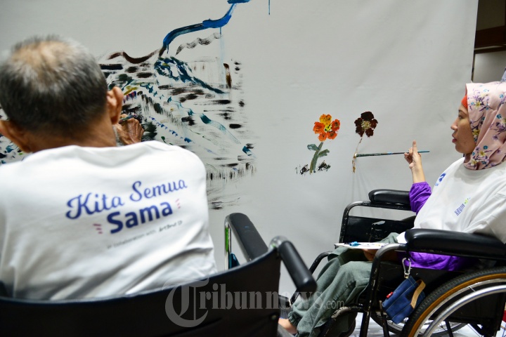 Penyandang Disabilitas Melukis Mural