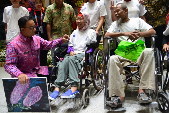 Penyandang Disabilitas Melukis Mural