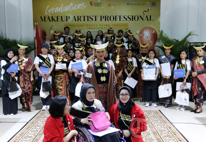 Penyandang Disbilitas Mengikuti Pelatihan Makeup Artis Professional