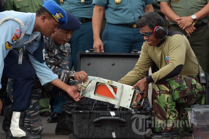Penyelam Angkat FDR AirAsia QZ8501