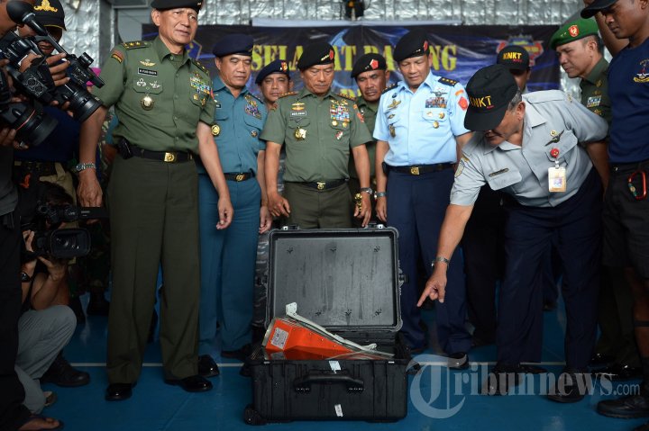 Penyelam Angkat FDR AirAsia QZ8501