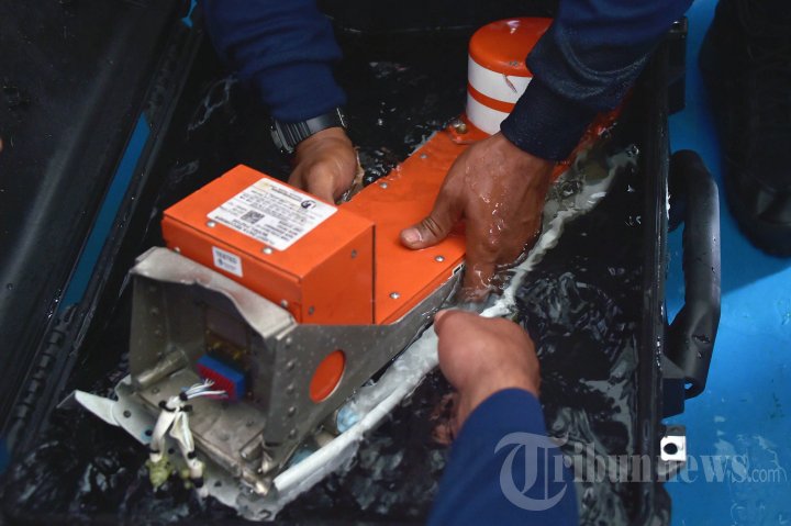 Penyelam Angkat FDR AirAsia QZ8501