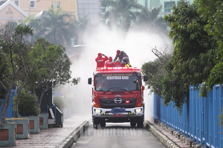 Penyemprotan Disinfektan Di Blok M