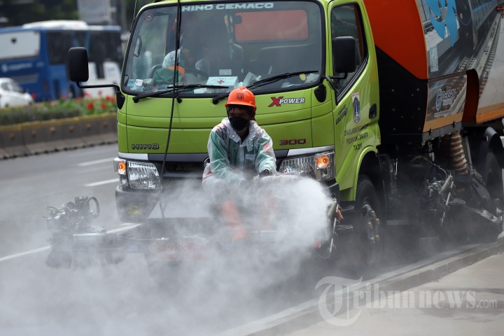 Penyemprotan Disinfektan di Jalan-jalan Protokol Ibukota Jakarta