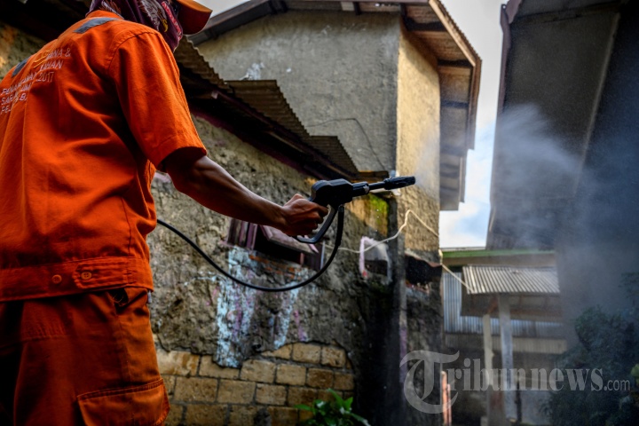 Penyemprotan Disinfektan di Kawasan Permukiman Jakarta