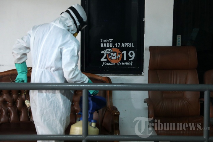 Penyemprotan Disinfektan di KPU