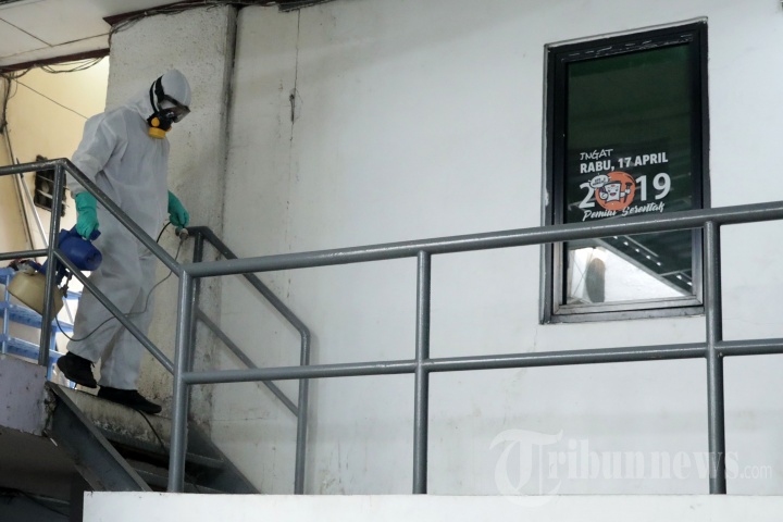 Penyemprotan Disinfektan di KPU