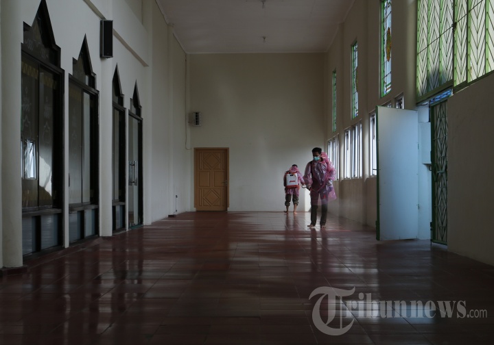 Penyemprotan Disinfektan Di Masjid Agung Alfurqon Bandar Lampung