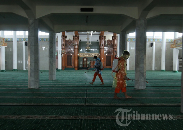 Penyemprotan Disinfektan Di Masjid Agung Alfurqon Bandar Lampung