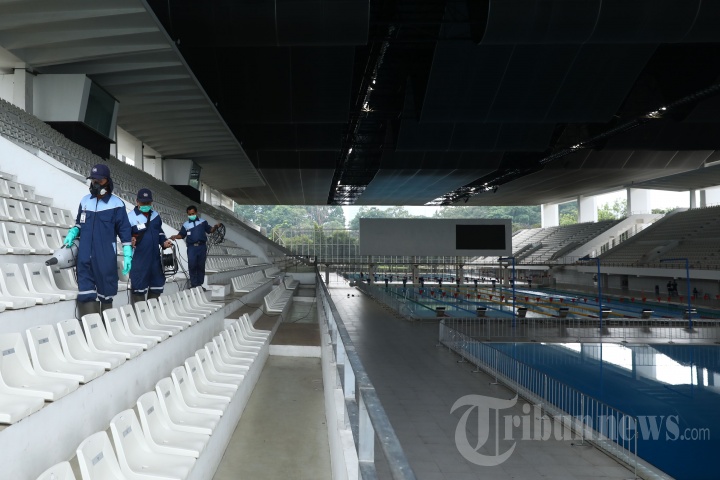 Penyemprotan Disinfektan di Stadion Akuatik GBK