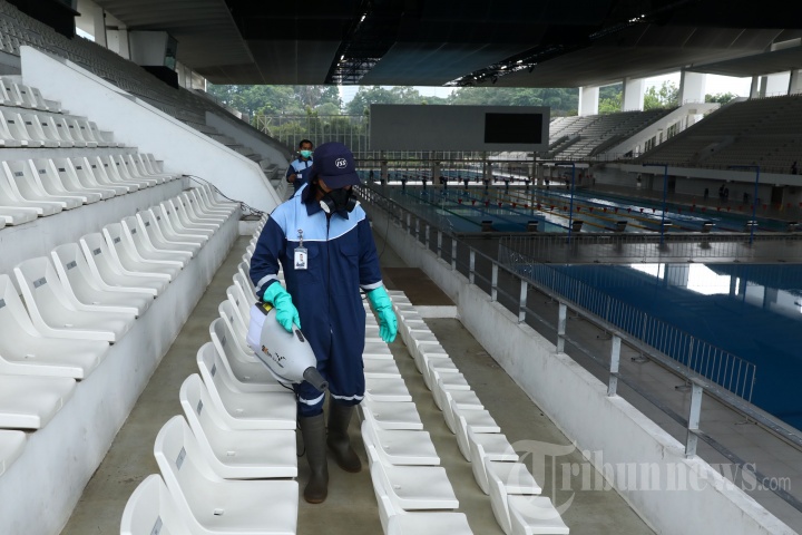 Penyemprotan Disinfektan di Stadion Akuatik GBK