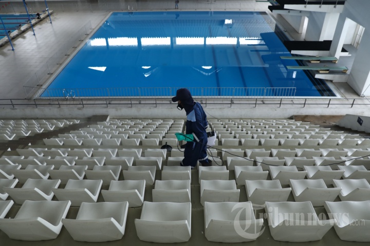 Penyemprotan Disinfektan di Stadion Akuatik GBK