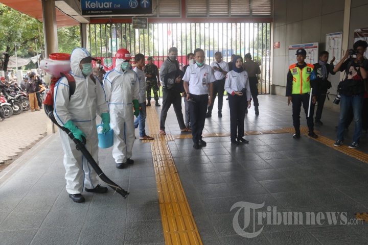Penyemprotan Disinfektan di Stasiun Poris