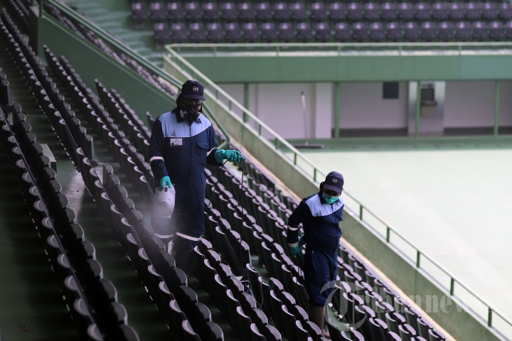 Penyemprotan Disinfektan di Tennis Indoor Senayan