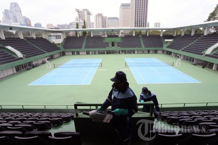 Penyemprotan Disinfektan di Tennis Indoor Senayan