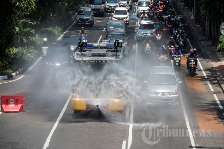 Penyemprotan Disinfektan Gunakan Kendaraan Water Cannon Polisi