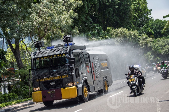 Penyemprotan Disinfektan Gunakan Kendaraan Water Cannon Polisi