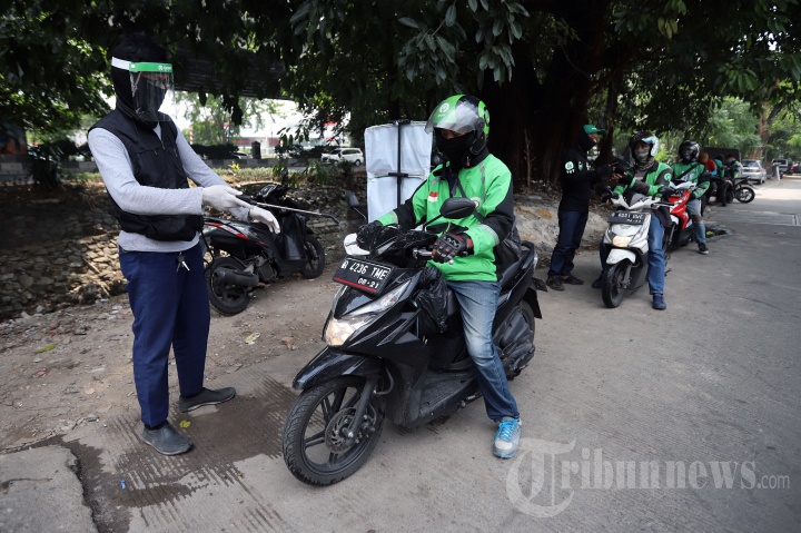 Penyemprotan Disinfektan Hingga Cek Suhu Driver Gojek