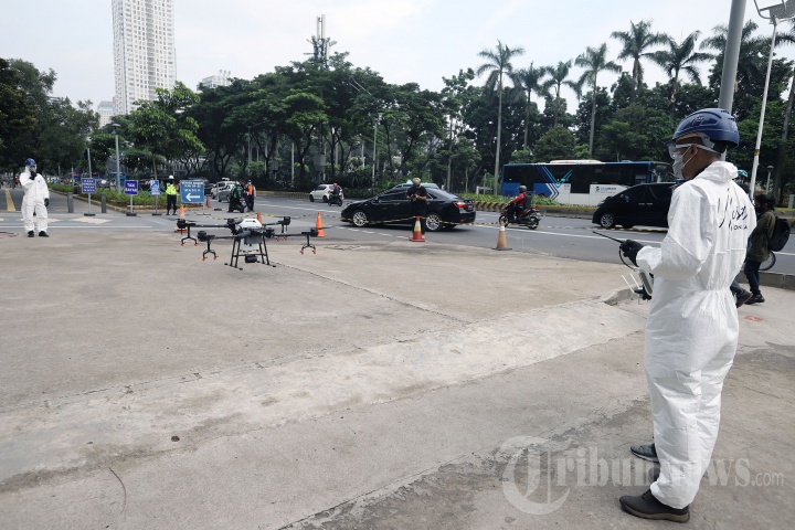 Penyemprotan Disinfektan Memakai Drone di Kawasan Sudirman
