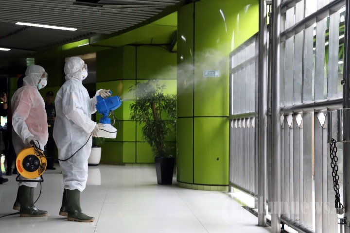 Penyemprotan Disinfektan Stasiun Gambir