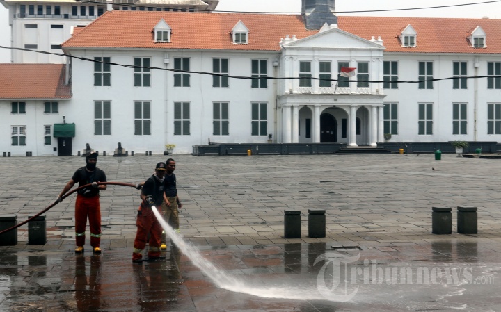 Penyemprotan Kota Tua Jakarta oleh Dinas Pemadam Kebakaran
