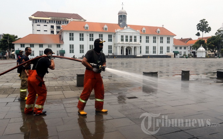 Penyemprotan Kota Tua Jakarta oleh Dinas Pemadam Kebakaran